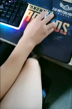 风骚少妇网吧勾引打游戏的小哥，到网吧厕所激情啪啪好刺激，旁边有人外面还有宝洁阿姨，门内口交激情爆草