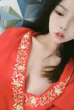 你的苏苏呀红色汉服极品大奶妹子道具自慰，假屌骑坐翘屁股后入浴室湿身诱惑
