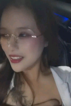 【户外裸奔女神】，街头艳遇，搭讪小哥哥，车震来得猝不及防，风骚妩媚小哥哥懵逼了