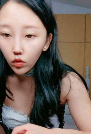 小少妇的春天，颜值不错先把逼逼洗干净再穿上情趣装丝袜诱惑伺候两个大哥玩3P，逼逼和菊花被一起草高潮喷水