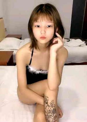 乖巧小萝莉和炮友开房大秀，吊带情趣装振动棒摩擦，舔屌口活很生疏，骑乘自己动特写抽插屁股