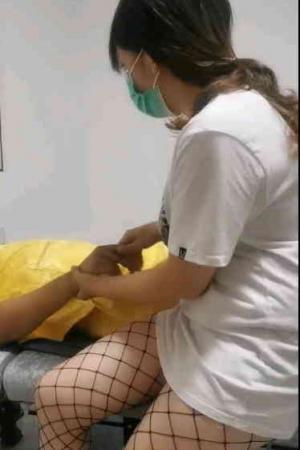 勾搭按摩店老板娘网丝情趣诱惑大奶熟女，给大哥撸硬大鸡巴揉骚奶玩骚穴，按摩床上抽插，浪叫不断插得好深