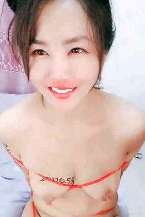 调教小野猫全程露脸束缚人妻，肛塞淫语，屁股上写着爸爸干我骚逼展示，深喉大鸡巴舔她骚穴，大鸡巴爆草抽插