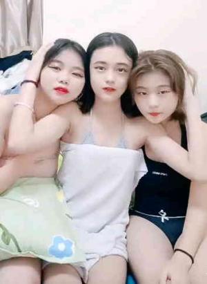 三女两男18嫩妹群P激情大战，排成一排翘起屁股美穴，按头深喉轮流口交，扶着屁股后入猛操，手指扣穴揉搓阴蒂
