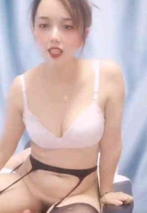 幸福的大哥玩着电脑把逼草，黑丝少妇颜值不错直接在电脑前让大哥草，主动上位沙发椅上让大哥玩弄浪荡呻吟