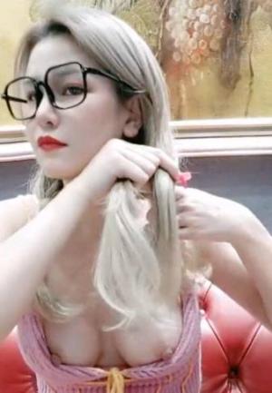 颜值不错的风骚女模特，大辫子漏出骚奶子诱惑狼友跟两位大哥激情3P，让小哥吃奶玩逼轮流爆草抽插，浪叫呻吟