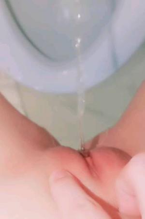 【18无毛白虎嫩妹】超近视角操嫩穴，第一视角怼着小穴抽插，嫩的出水，从下往上拍摄，撞击水声哗哗，妹子爽的浪叫