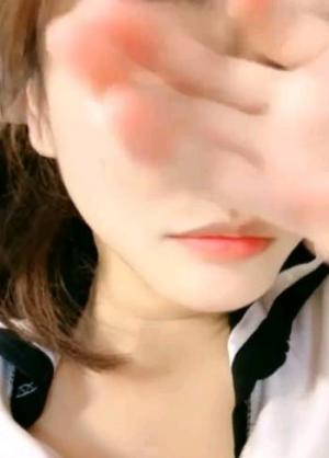 【卡哇伊娇小萝莉】和男友激情操逼，学生制服，认真舔着屌，腰细屁股骑坐，第一视角后入抽插