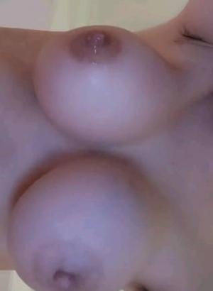 00后极品小骚妹，圆圆润润大奶子，BB穴也还很紧，刚生完小孩，自己挤奶喝，猛扣BB穴，狂喷淫水！骚气逼人！