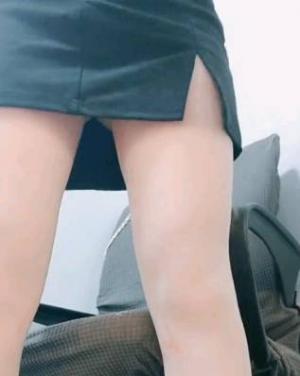 极品销售客服上班跳蛋自慰 通话中潮吹抑不住狂喷 地狱高潮颤挛美腿太上头了 肉丝上全是淫液痕迹1