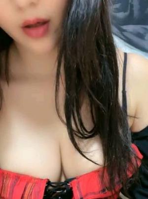 馒头逼新人美女登场，大红唇圆润美乳，小穴好紧掰不开，小洞紧致极品名器