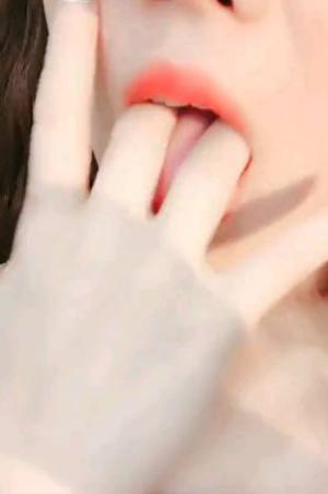 卷发网红脸妹子，配上粉色蝴蝶逼美甲手指不停的在阴蒂上摩擦，还尝尝自己淫水