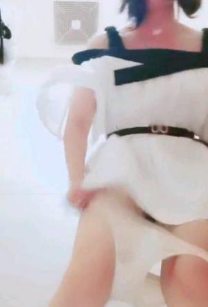 ✿户外跳蛋✿ 极品美女戴着跳蛋逛街 淫汁黏糊糊躲公厕里自慰 轻声细吟不敢出声 潮液都滴到美腿上了