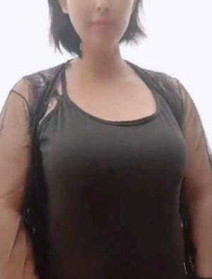 爆乳孕妇露脸激情户外，一路走来一路骚，车上漏出大奶子好刺激，听狼友指挥漏奶步行好骚，自慰抠逼喷尿