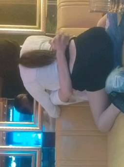 【零零后杀手】KTV探花，文静美腿小姐姐，唱唱歌摸奶子，脱掉裤子沙发上操