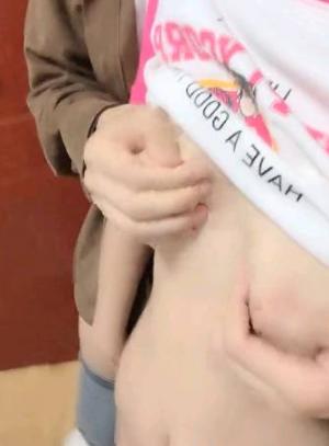 大热天打扮新人妹子，约个小哥哥带到酒店里面露脸口交，手持镜头啪啪射在外阴上