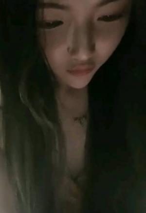 00后清纯女神级萌妹KTV赴约,碎花连衣裙少女感十足,KTV里大显身手,壹边唱歌壹边拿啤酒瓶摩擦小茓