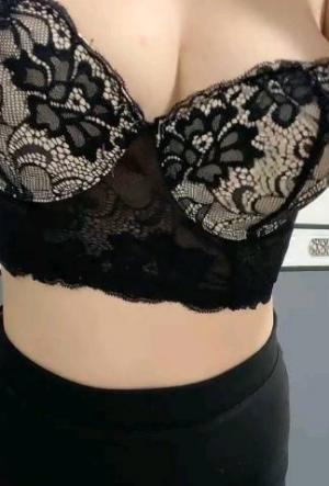 顶级身材小姐姐，两个车灯大又坚挺，撩下内衣摆弄，完美身材黑丝袜