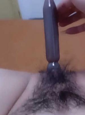 哺乳期少妇！奶子胀的很挤乳汁！大肥臀骑枕头，棒棒冰磨蹭插入骚逼，啤酒杯骑乘位太骚