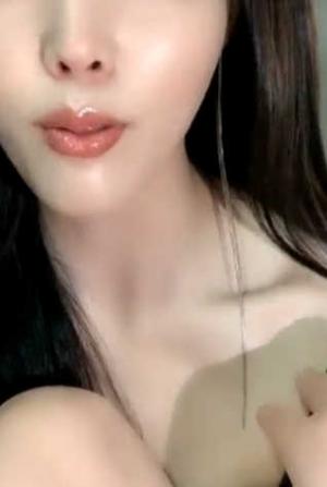 颜值网红脸妹子，道具自慰特写私处外阴有点黑，但是里面还是粉红的蝴蝶逼水水很多