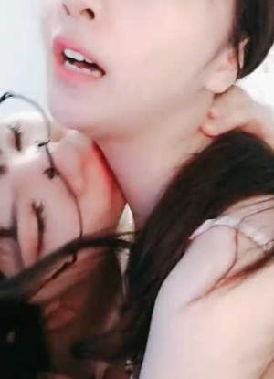 ❤️女神姐妹花【无敌兔兔】外表甜美戴眼镜，丁字裤翘起屁股，半脱特写肥穴，超大号假屌骑坐抽插（女同？）