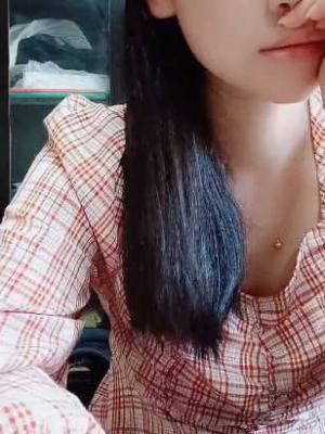 迷人的财务姐姐露脸在办公室上着班发骚，外面还有办公室主任，真空碎花裙，逼里塞着跳蛋抽插还把自己搞尿了