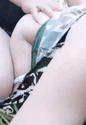 芦苇丛野战。浪女：好像有人在这里野战过，快点来摸我，想要了吗，啊啊啊好爽~，用力好舒服我还想要