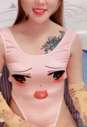 死库水网红美女！拨开内裤一线天馒头逼！水晶假屌抽插，炮友猛插肥穴，特写视角骑乘位套弄
