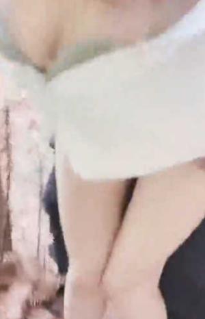 骚逼约会别人老公，公园后山转一转~蝴蝶作伴，女：哥，我裤子多脱了，等不及了，就在这里吧，喜欢哥哥从后面用大鸡巴用力操！可爽死啦！