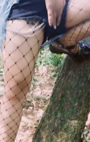 户外山间丛林打野战，19岁小妹妹喜欢这种刺激，用JJ摩擦阴户，爽到要时直接后入