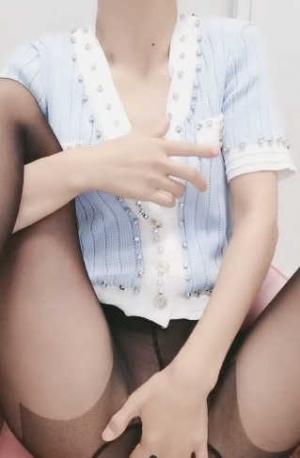 小少妇，饥渴又淫荡，穿着丝袜就给自己骚逼抠的淫水泛滥，脱光了给奶子和逼逼带上小乳夹，道具抽插呻吟