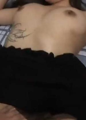 剧情深夜下班回家在楼梯过道，捡尸醉酒网红脸KTV坐台女把她弄回宿舍玩逼抠出水来慢慢草她