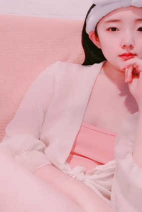 甜美呆萌美少女！没穿内裤一线天肥穴！手指抽插扣弄，手法非常熟练，呻吟嗲嗲好听