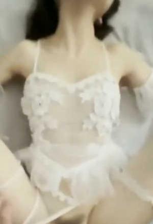 高颜值漂亮美眉吃鸡啪啪 老公快进来吧 啊啊 用力 一身情趣白莎 女上更极品 坚挺的大奶子更具诱惑