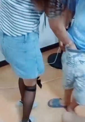 ❤️黑丝高跟人妻勾搭小哥激情4P，全程高能淫声荡语不断主动撩骚大鸡巴， 深喉口交床上4P大乱草，多体位蹂躏抽插