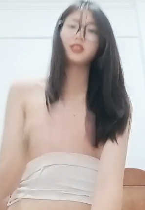 新人眼镜嫩妹子，一个人躲在卧室中露脸自慰特写手指扣阴蒂