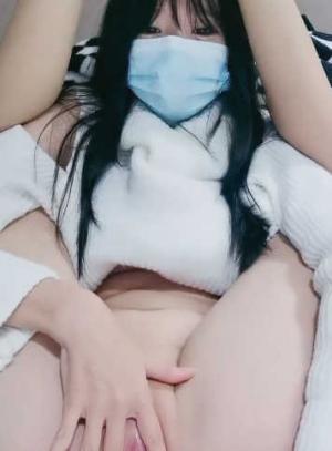 甜美少女白虎肥穴！撩起衣服贫乳！翘起双腿揉搓，干净无毛美穴，镜头对着屁股极度诱惑