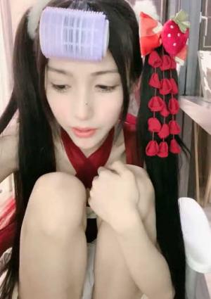 美少女初下海！双马尾清纯外表！70多斤娇小身材，JK装白丝袜，玻璃棒假屌轮番抽插