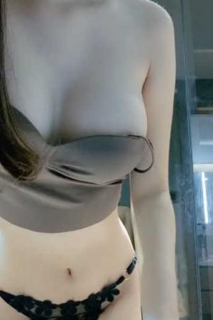 爆乳翘臀颜值女神！极品美腿一字马！一线天肥穴掰开特写，性感美臀摇摆，搔首弄姿展示身材