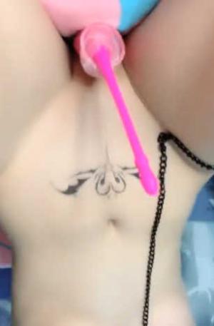 白虎-18岁小萝莉- 高潮好爽，我想要你帮我舔，啊啊~哥哥，跳蛋抽插小粉穴，近距离观赏！