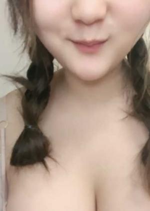 童颜大奶肥美鲍鱼全程露脸激情大秀直播，互动撩骚揉奶玩逼，道具爆菊花淫声荡语，抠的骚穴高潮迭起呻吟可射