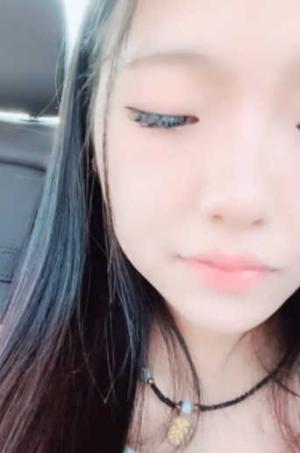 年轻嫩妹子户外驾车，停车后排座做爱，深喉口交无套操刮毛逼射在外阴上