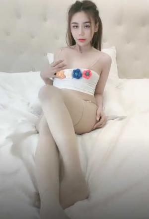 妖艳漂亮小姐姐！撩下小背心吸奶子！站立抽插骚穴，闭着眼睛很享受，骑乘位后入爆操