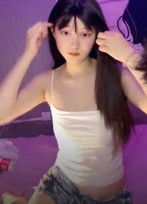 长发年轻嫩妹子，吊带装牛仔短裤，被小挫哥哥嘴接尿，全裸露脸口交玩69女上位啪啪