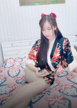 170CM极品美腿！穿上白丝袜足交！小个子男后入小马拉大车，各种姿爆操，看样子是满足不了