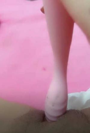纹身小情侣，手持镜头视角，给男友吸蛋蛋，自慰特写刚剃过的白虎穴