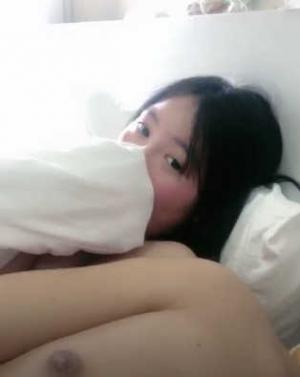 清纯系小女友跟小哥床上啪啪，撸着鸡巴躲在被窝里玩道具，激情上位边亲边操