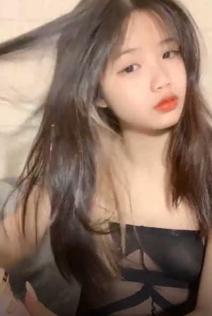 甜美新人00后妹子，黑丝沙发带个薄眼罩，主动特写掰穴逼逼粉红粉嫩蝴蝶逼