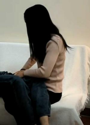 约操人妻骚熟女，连体网袜大长腿，大屌磨蹭骚穴，从沙发干到床上
