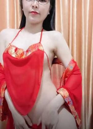 ❤️红肚兜眼镜美御姐！大屌炮友激情啪啪！站立一字马侧入，骑乘位操美臀，主动深插到底[分享本站就帮忙分享本站或本页面，感谢!]
